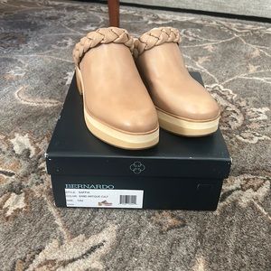 Bernardo Saffia Clog - Sand Antique Calf - Size 10